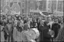 25450-3-32 Studenten demonstreren op het Stadhuisplein en de Coolsingel tegen bezuinigingen in het hoger beroepsonderwijs.