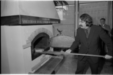 26039-5-2 Burgemeester A. van der Louw bakt een Rotterdams brood in de Vakschool voor horeca en bakkerijpersoneel.