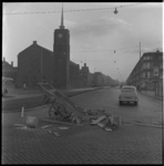 268 Handkar aangereden op kruising Lange Hilleweg / Strevelsweg. Op de achtergrond de kerk van Sint-Teresia van het ...