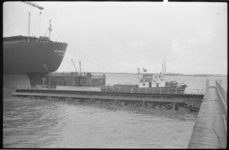3018-2 Op de Verolmewerf wordt de 'Presidente Getulio' door havensleepboten aan de achterzijde uit het dok gesleept en ...