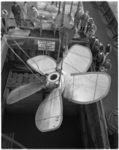 3024-2 Een scheepsschroef van bijna 34.000 kilo hangt in de takels van de drijvende bok 'Pionier' boven het scheepsruim ...