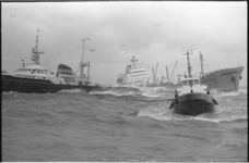 305094-5-6 De superslepers Witte Zee en Zwarte Zee trachten de gestrande Noorse tanker Anco State vlot te trekken van ...