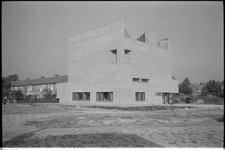 305122-2 Bijna afgebouwde hervormde kerk de Hoeksteen aan de Sportsingel in IJsselmonde/Sportdorp waarvoor 16-04-1966 ...