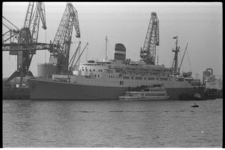 305171-16 Het passagiersschip s.s. Maasdam dat aan de kade ligt in Europoort, krijgt bezoek van een rondvaartboot van ...