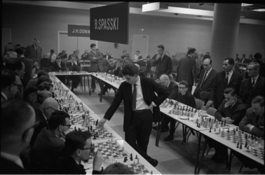 305453-2 Jan Hein Donner en de Rus Boris Spasski als simultaanschakers in actie op 40 borden tijdens het jaarlijkse V & ...