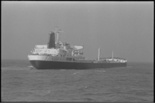305637-37 Exterieur van Shell-tanker 'Niso', varend ter hoogte van de Maasboei.