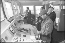 305641-17 Bemanningsleden op de brug van de Shell-tanker 'Niso'; de roerganger krijgt instructies via elektronische ...