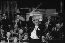 305842-30 Toon Hermans leidt het Rotterdams Philharmonisch Orkest ter gelegenheid van het eenjarig bestaan van de ...