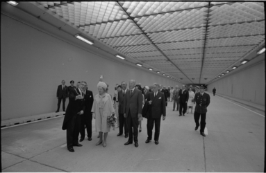 305922-33 Officiële opening Beneluxtunnel door koningin Juliana. Tijdens een wandeling door de tunnel krijgt de ...