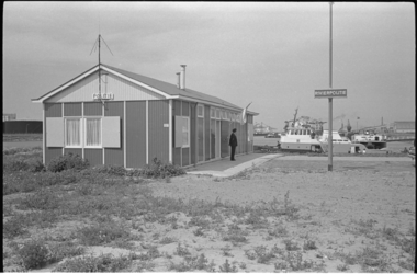 306060-6 Nieuw posthuis van de Rivierpolitie op de kop van de Chemiehaven. Aan het ponton ligt een patrouilleboot aangemeerd.