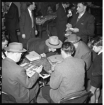 3089-1 Mannen rond een tafel, het oog gericht op verzamelingen tijdens de verzamelaarsdag in de Blauwe Zaal van het ...