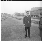 3138 Spoorwegbeambte J.N.J. Schutteldreier, jubilaris met 40 dienstjaren, op spooremplacement Spoorweghaven.