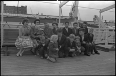3177-1 Emigrantenfamilie Stoop-Jansen uit Emmeloord met hun 12 kinderen zitten op het dek van ss. 'Groote Beer' aan de ...