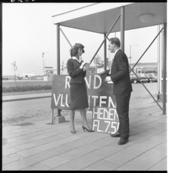 3286-2 Wervingsborden voor rondvluchten vanaf vliegveld Zestienhoven; mej. J. van Pelt is één van de stewardessen van ...