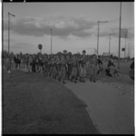 3289-2 Militairen in gevechtsuitrusting lopen langs de Korperweg tijdens de avondvierdaagse.