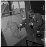3311-1 Burgemeester G.W. baron van Dedem bij een getekende plattegrond van de gemeente Heerjansdam.