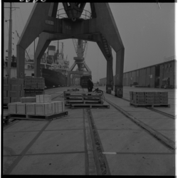 3336 NV Felshaven aan Pier 1 in de Waalhaven met stukgoedkraan, loodsen en vrachtschip.