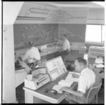 3352 Mannen bezig in de centrale controlekamer van het stationsbeveiligingsstelsel NS.