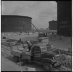 3445-1 Werklieden van Van Mourik aan het werk bij het in aanbouw zijnde tankopslagpark van Esso.