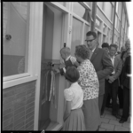 3447-1 Opening door jongste lid van gezin L.J. Maaskant van nieuwe woning in de Kaardebolstraat 13 op de Westpunt Hoogvliet.
