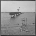 3448-3 Het Haringvliet met een deel van de Bailey-brug die pontonniers van het 462e bataljon bouwen.