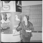 3468-3 Mannequin van Nico Nachtegall in kort bontjasje bij reclame-zuil. ('Dikke Paal').