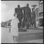 3468-6 Mannequin van Nico Nachtegall in lange witte bontjas naast oorlogsmonument op het Stadhuisplein.