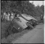 3469 Vuilniswagen (model Van Twist).belandde op de Dorpsweg in de sloot nadat de chauffeur moest uitwijken voor twee ...
