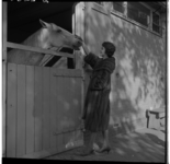3522-2 Bonthuis Nico Nachtegall showt haar collectie bontjassen; een mannequin tussen de paarden tijdens het CHIO.