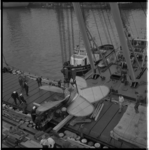 3570-2 Overzicht van bovenaf: de grootste CuNial-schroef ter wereld wordt in de Waalhaven bij pier I aan boord van ss. ...
