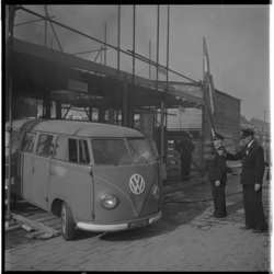 3573-2 Brandweer-officieren geven chauffeur van Volkswagenbusje aanwijzingen tijdens brandweerwedstrijd aan de kop van ...