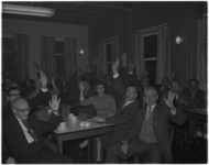 3640 Er wordt door de aanwezigen in de zaal gestemd met handopsteken tijdens de vergadering van de wijkraad IJsselmonde.