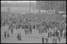 3740-1 Overzicht van drukbevolkt voorplein van Stadion Feyenoord in verband met interlandvoetbalwedstrijd Nederland-België.