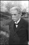 3747-3 Formaatvullend portret van Dr. Albert Schweitzer in tuin Schoonoord aan de Kievitslaan.