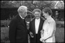 3747-4 Dr. Albert Schweitzer in tuin Schoonoord aan de Kievitslaan in gesprek met zijn gastvrouw E.F. Stakenburg-Mees ...