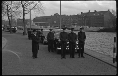 4063 Een aantal uitvaartverzorgers van begrafenisonderneming Joh. M. van der Spek staan in hun nieuwe uniformen bij een ...