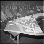 4272 Tijdens bewonersbijeenkomst presentatie van de maquette van het IJsselmondseplein (Pierenpot) ten zuiden van de ...