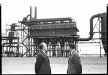 4274 Commissaris van de koningin, mr. J. Klaasesz, bekijkt de nieuwe fabriek van Continental and Columbian Carbon ...