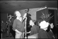 4344-1 Optreden van jazz-zangeres Rita Reys, samen met het trio van Pim Jacobs in een zaaltje bovenin de Euromast.