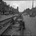 4394 Aanleg van tramrails op de Kleiweg, gefotografeerd vanaf Straatweg richting Bergpolderplein. Links: de toren van ...