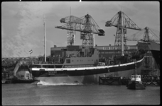 4437 Het vrachtschip 'Parthenon' glijdt te water bij C. van der Giessen en Zonen's scheepswerven.