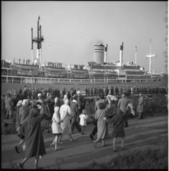 4442-1 Militairen aan boord van het naar Nieuw-Guinea vertrekkende troepentransportschip ss. 'Groote Beer' worden in ...