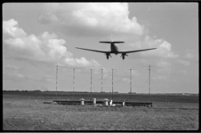 4482 Vliegtuig landt op vliegveld Zestienhoven en bevindt zich juist boven de nieuwe ILS, het Instrument Landing System.