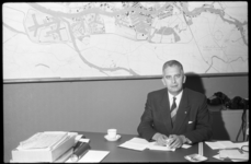 4523 Ir. F. Posthuma, directeur van het Havenbedrijf der Gemeente Rotterdam, achter een bureau.