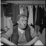 4608 Toneelspeler Johan Kaart als 'Doolittle' in de musical 'My Fair Lady', gefotografeerd in een kleedkamer van het ...