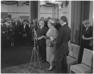 461-2 Koningin Juliana houdt toespraak in een kantoorruimte van de scheepswerf P. Smit Jr. NV.; prins Bernhard staat ...
