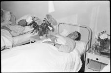 4701 De doelman van Feijenoord, Eddy Pieters Graafland, met hersenschudding horizontaal in een ziekenhuisbed.