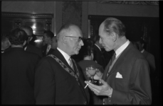 4776-1 Burgemeester Van Walsum in gesprek met acteur van 'My Fair Lady' tijdens de viering van de 100e voorstelling van ...
