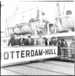 482 Gemeentebestuur van Hull op de loopplank van de ferryboot Rotterdam-Hull.
