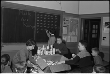 4835-1 Schoolkinderen van de Nederlands Hervormde Lagere Onderwijsschool in de Zoutziederstraat verzamelen blikjes melk ...